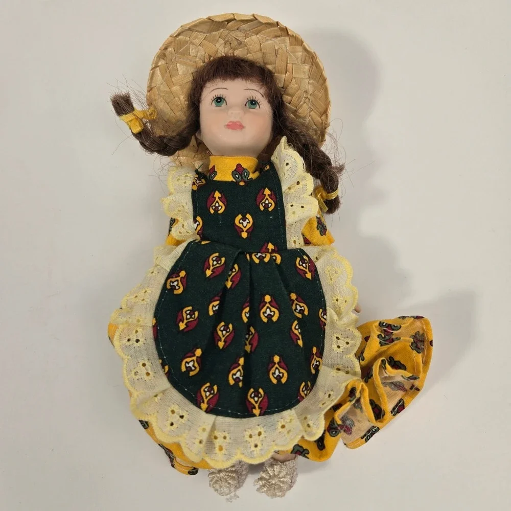 Les Poupees de Mado Porcelain Doll Articulated Yellow Floral Dress Straw Hat Box